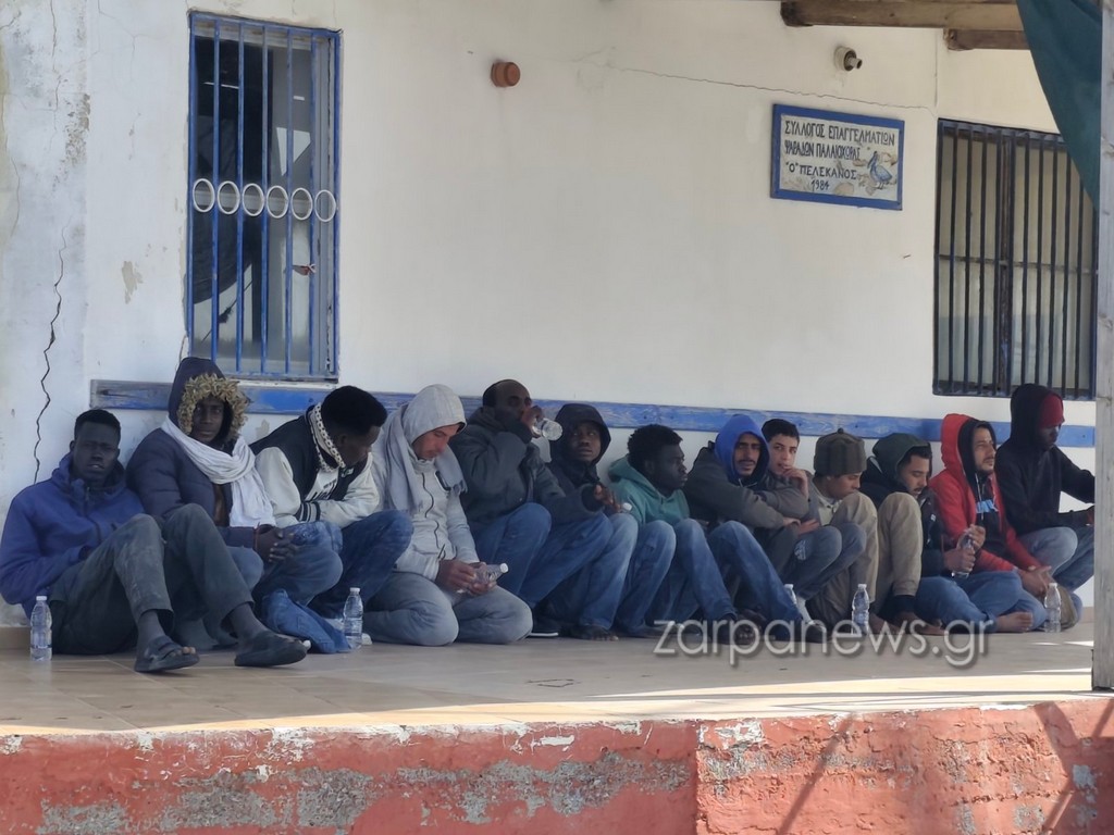 Κρήτη: Πάνω από 200 μετανάστες εντοπίστηκαν στη Γαύδο, ανάμεσά τους ένα μωρό – Μεταφέρονται στο Εκθεσιακό Κέντρο Αγυιάς [εικόνες – βίντεο]