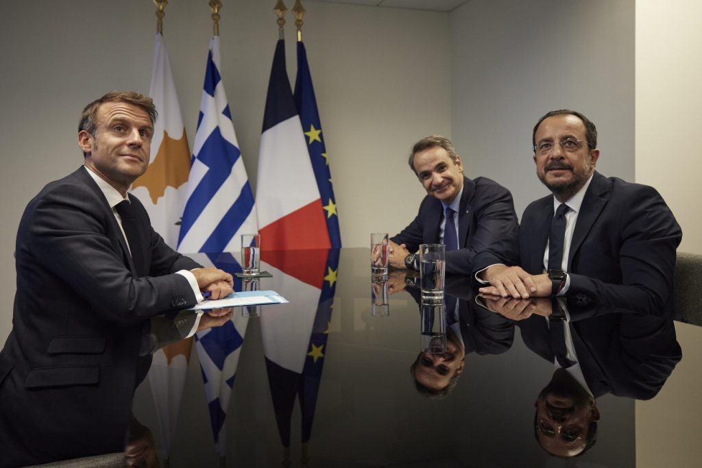 Συνάντηση Μητσοτάκη με Μακρόν τη Δευτέρα στην Κύπρο – Παρών και ο Χριστοδουλίδης