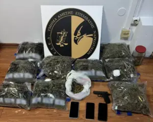 Χαλάνδρι: Χειροπέδες σε 46χρονο που είχε 9 κιλά κάνναβης και πιστόλι-ρέπλικα στο σπίτι του [βίντεο]