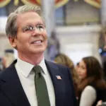 Σε σοκ ο υπουργός Οικονομικών των ΗΠΑ – Διέκοψε ζωντανή συνέντευξη για να μιλήσει με τον Τραμπ – Επέστρεψε τρέμοντας [βίντεο]