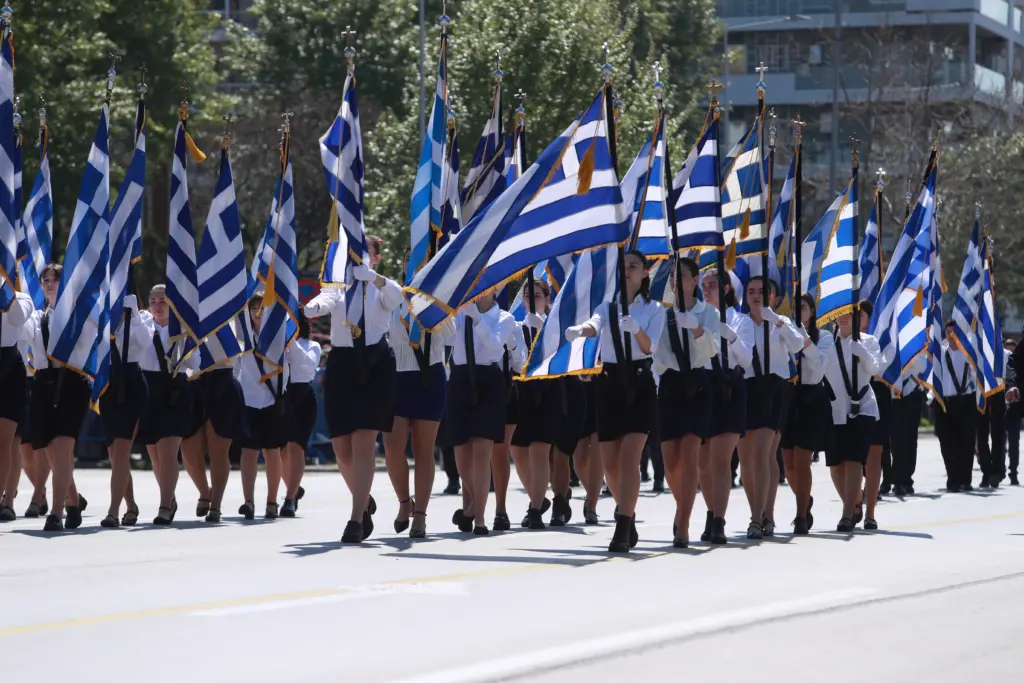 25η Μαρτίου: Νιάτα και περηφάνια στη Θεσσαλονίκη – Πλήθος κόσμου στην παρέλαση [Εικόνες, βίντεο]