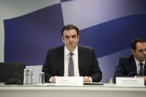 Πιερρακάκης για τα έκτακτα μέτρα κατά της ακρίβειας: «Κανείς μόνος στην κρίση» - Τι θα ισχύει για επιδότηση στο diesel, fuel pass, εκπτώσεις στα ακτοπλοϊκά [κάρτες και παραδείγματα]