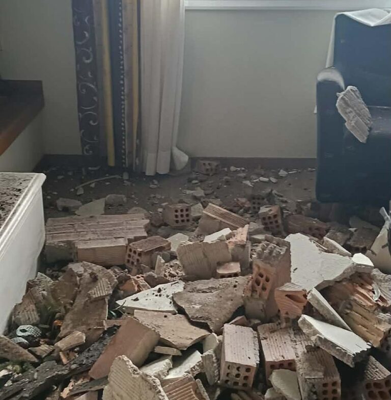 Κεραυνός χτύπησε σπίτι στην Πρέβεζα: Κατέρρευσε τμήμα της στέγης και του τοίχου – Σώοι οι ένοικοι