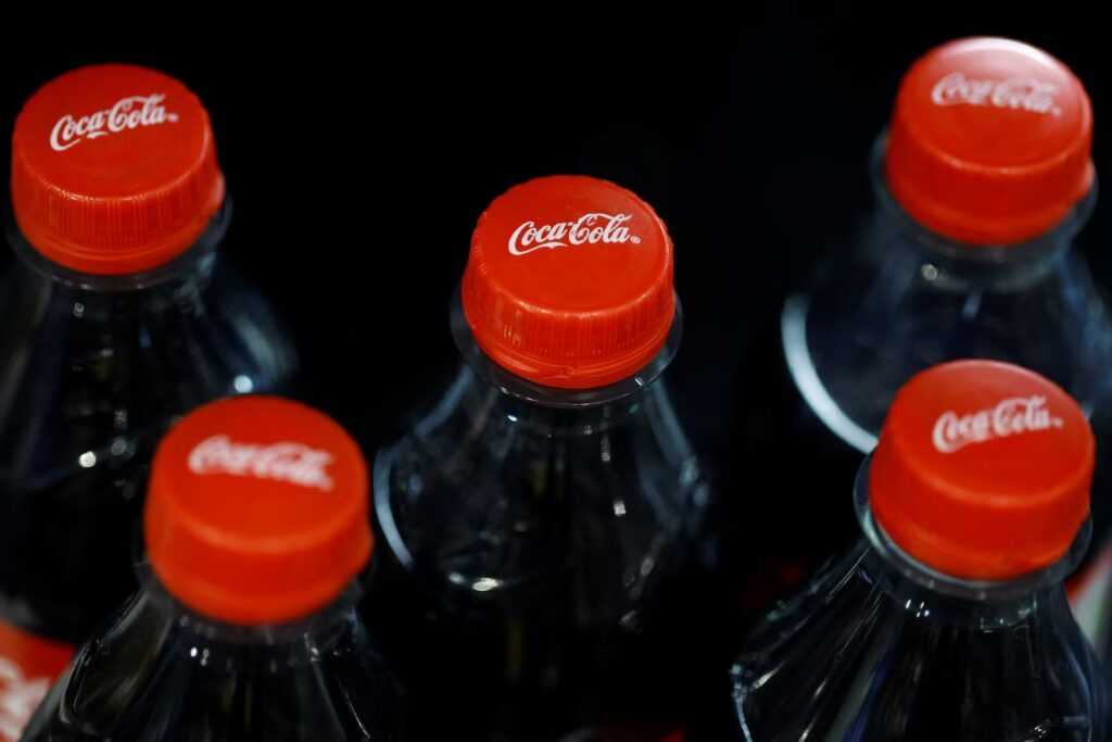Πανικός με την Coca-Cola: Επιστρέφουν τα κίτρινα καπάκια – Ο λόγος που όλοι… αγοράζουν