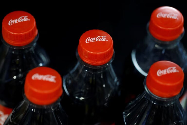 Πανικός με την Coca-Cola: Επιστρέφουν τα κίτρινα καπάκια – Ο λόγος που όλοι… αγοράζουν