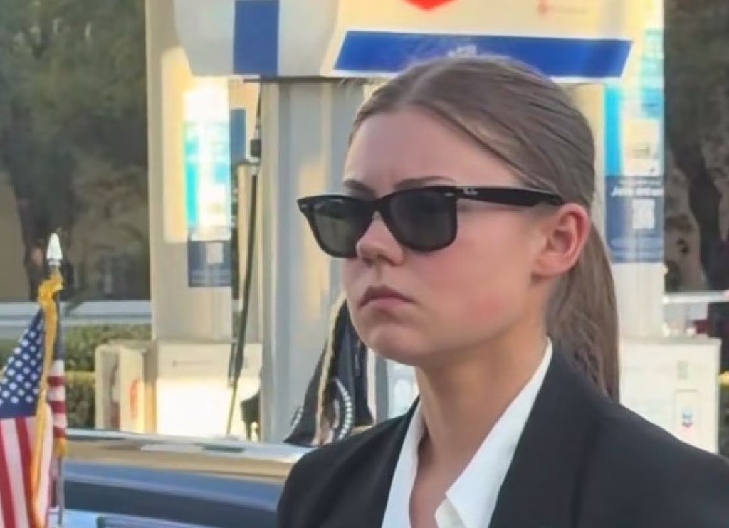 Viral: Η… «12χρονη» μυστική πράκτορας του Τραμπ που έχει κατακτήσει τα social media