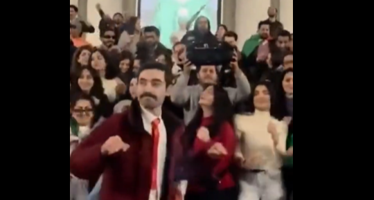 Ιρανοί χορεύουν το «YMCA» σε ένδειξη ικανοποίησης για τον θάνατο του Χαμενεΐ – Δείτε βίντεο με τον «χορό Τραμπ»