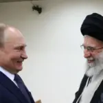 Ανάλυση «Politico»: Πώς ο θάνατος του Χαμενεΐ ενίσχυσε τους φόβους και τις εμμονές του Πούτιν