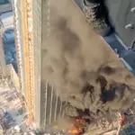 Σοκαριστικές εικόνες στο Τελ Αβίβ: Εργάτες πάνω σε σκαλωσιά παρακολουθούν κτίριο που εχει χτυπηθεί από πύραυλο [βίντεο]