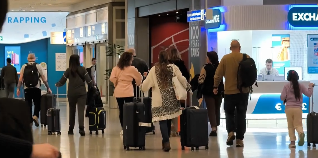 Συγκλονίζουν οι μαρτυρίες Ελλήνων που επιστρέφουν από τη Μέση Ανατολή: «Χτύπησαν σειρήνες πολέμου και μετά ακούστηκαν τα μπαμ» [βίντεο]