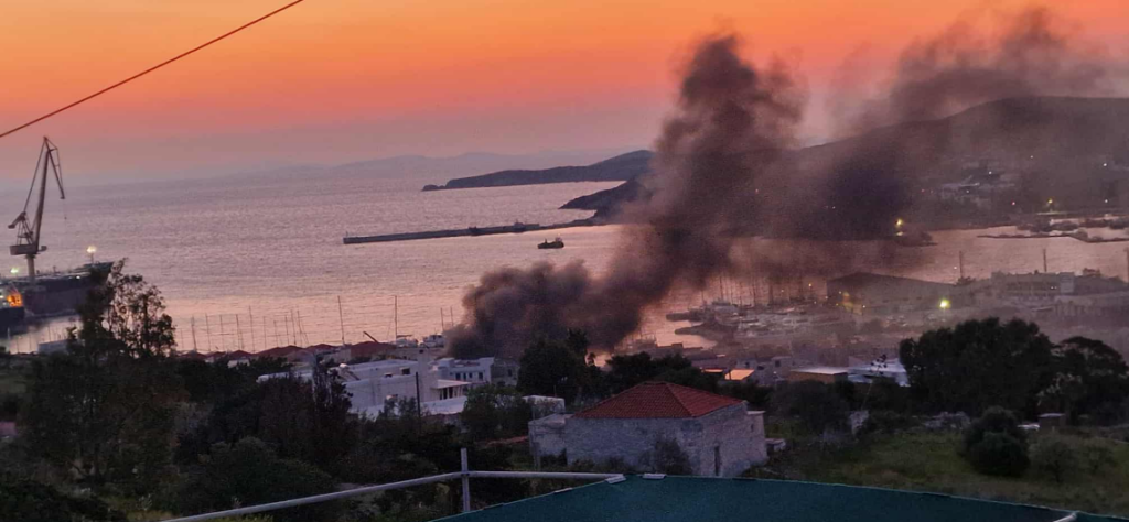 Φωτιά σε σκάφη στη χερσαία ζώνη του λιμένα Σύρου