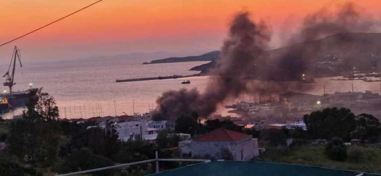 Φωτιά σε σκάφη στη χερσαία ζώνη του λιμένα Σύρου