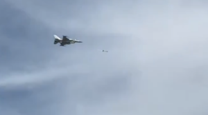 Απίστευτο σκηνικό στο Ντουμπάι: F-16 καταρρίπτει drone μπροστά στα μάτια τουριστών σε παραλία [Βίντεο]