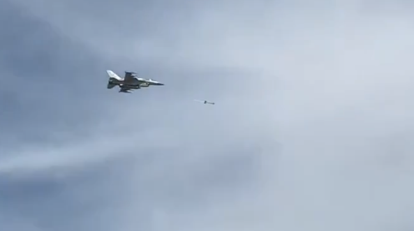 Απίστευτο σκηνικό στο Ντουμπάι: F-16 καταρρίπτει drone μπροστά στα μάτια τουριστών σε παραλία [Βίντεο]