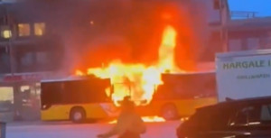 Τραγωδία στην Ελβετία: Άνδρας αυτοπυρπολήθηκε μέσα σε λεωφορείο ταχυδρομείου – Πολλοί νεκροί και τραυματίες [βίντεο]