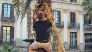 Χαμός στη Βαρκελώνη: Οι οπαδοί της Νιούκαστλ σκαρφάλωσαν σε δέντρα και βούτηξαν στα σιντριβάνια [βίντεο]