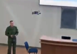 Ρωσία: Στρατιώτης χάνει τον έλεγχο του drone μέσα σε πανεπιστήμιο – Έπεσε και έσπασε στο πάτωμα [βίντεο]