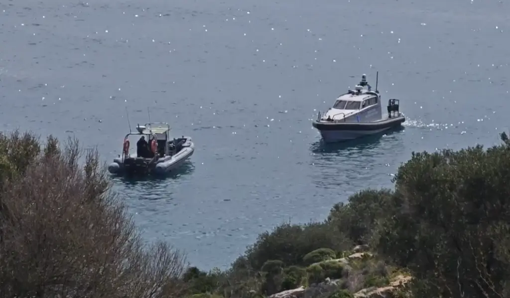 Βουλιαγμένη: Σε εξέλιξη η επιχείρηση ανάσυρσης του 34χρονου δύτη – Αναμένεται να διαρκέσει πάνω από 1,5 ώρα