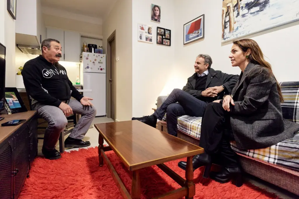 Θεσσαλονίκη: Τον 63χρονο Θεόφιλο που εξασφάλισε στέγη από το πρόγραμμα «Κοινωνική Στέγαση» επισκέφθη