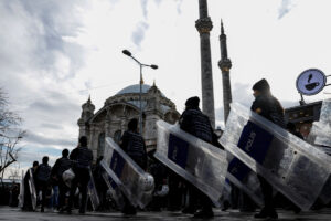 Τουρκία: Αστυνομικός έριξε χημικά σε διαδηλώτρια και καταδικάστηκε να φυτεύσει 300 δέντρα - Διαμαρτυρίες για ανεπαρκή τιμωρία