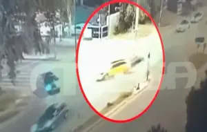 Τροχαίο στη Βούλα: Το ΙΧ παραβίασε κόκκινο και «καρφώθηκε» στο ταξί της άτυχης 58χρονης - Σοκάρει το βίντεο