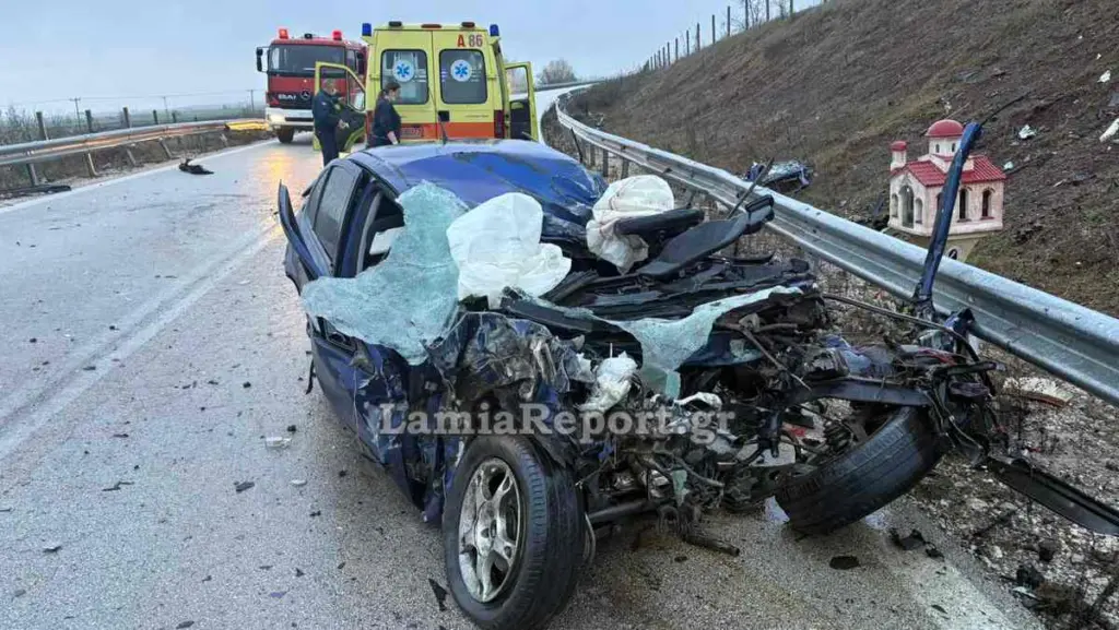 Φθιώτιδα: Νεκρός 21χρονος οδηγός σε μετωπική σύγκρουση με λεωφορείο που πήγαινε να παραλάβει μαθητές