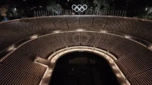 Η στιγμή που η Αθήνα «έσβησε»: Το Παναθηναϊκό Στάδιο στο σκοτάδι για την «Ώρα της Γης» -Παιδιά σχημάτισαν με φαναράκια το «60»