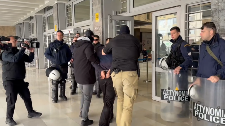 Θεσσαλονίκη: «Τον μαχαίρωσε στην καρδιά, δεν ήταν σε άμυνα» λέει ο δικηγόρος του θύματος – Προθεσμία πήρε ο 23χρονος [βίντεο]