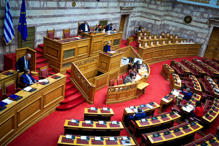 Βουλή: «Ναι» από ΝΔ και ΠΑΣΟΚ για τα μέτρα κατά της αθέμιτης κερδοφορίας