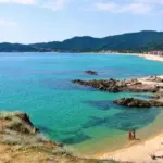 Χαλκιδική: Στο «σφυρί» η πιο γνωστή ελεύθερη παραλία – Θύελλα αντιδράσεων από τους κατοίκους