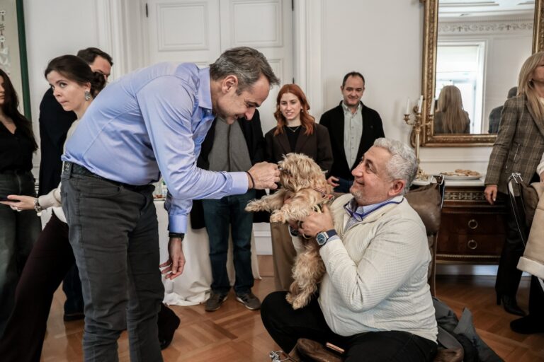 Συνάντηση Μητσοτάκη με Έλληνες που επαναπατρίστηκαν από τη Μέση Ανατολή μαζί με τα ζώα συντροφιάς τους [Εικόνες]