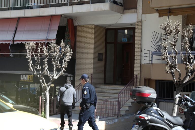Ζωγράφου: Ιατροδικαστής εξετάζει πιθανή ασφυκτική αιτία θανάτου μητέρας και κόρης – Προφυλακιστέος ο 54χρονος γιος της οικογένειας