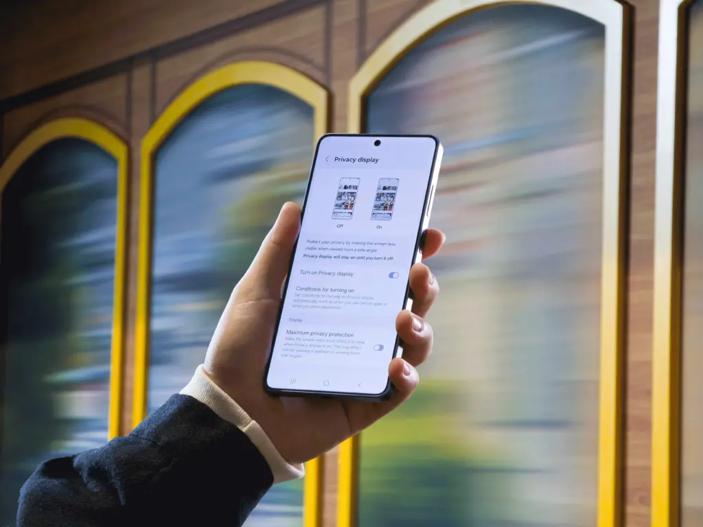 Samsung: Πάνω από τους μισούς Ευρωπαίους παραδέχονται ότι κοιτούν ξένες οθόνες κινητών σε δημόσιους