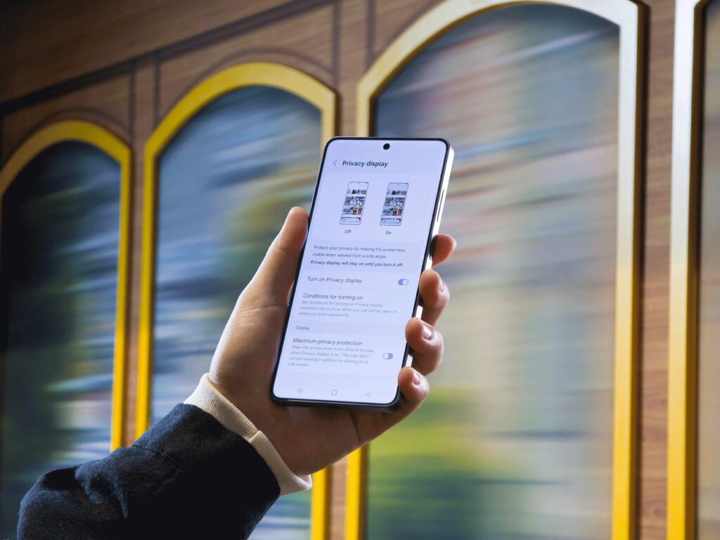 Samsung: Πάνω από τους μισούς Ευρωπαίους παραδέχονται ότι κοιτούν ξένες οθόνες κινητών σε δημόσιους χώρους – Σχεδόν 1 στους 4 το κάνει από περιέργεια