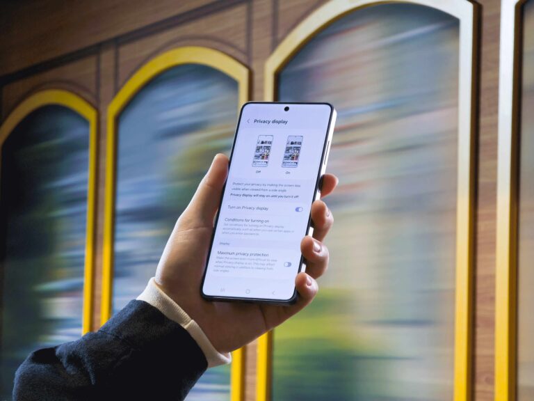 Samsung: Πάνω από τους μισούς Ευρωπαίους παραδέχονται ότι κοιτούν ξένες οθόνες κινητών σε δημόσιους χώρους – Σχεδόν 1 στους 4 το κάνει από περιέργεια