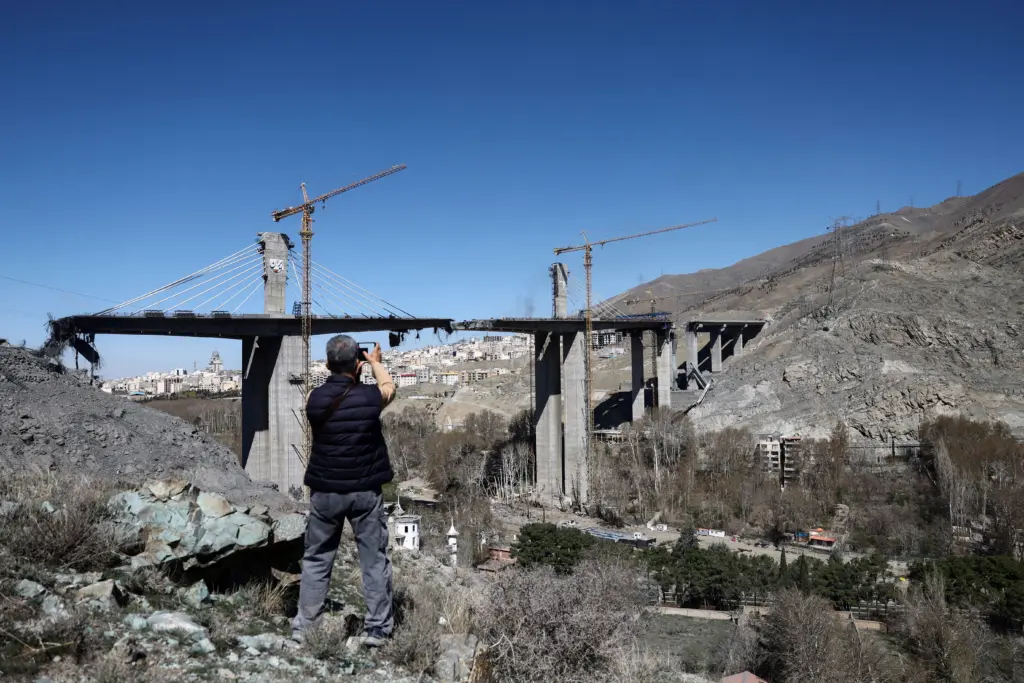 Μέση Ανατολή: Ιρανική επίθεση σε ενεργειακές εγκαταστάσεις σε Κουβέιτ και Αμπού Ντάμπι – Άνοδος 11% στο πετρέλαιο εν μέσω κλιμάκωσης