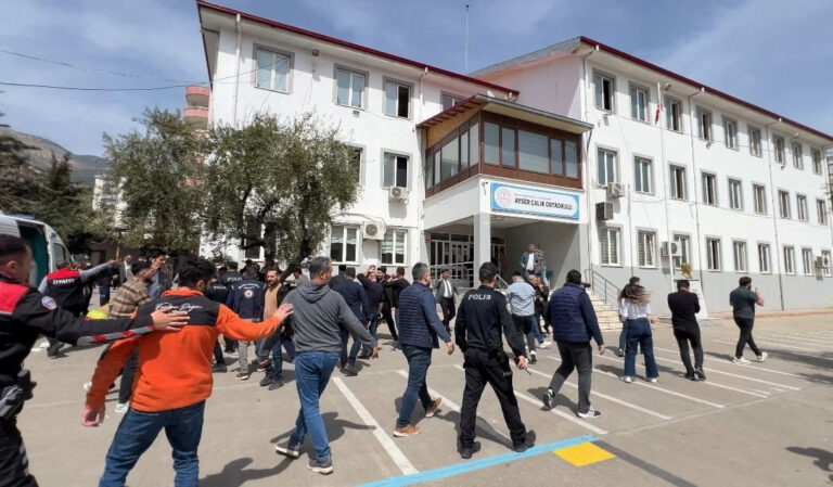 Τουρκία: Δεκάδες συλλήψεις για απειλές επιθέσεων σε σχολεία – Έκλεισε γκρουπ στο Telegram με 100.000 χρήστες – «Αύριο θα έχετε νέα από τη Σεβάστεια»