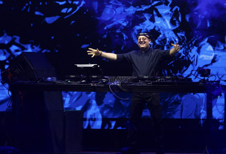 Πάτερ Γκιγιέρμε: Ο ιερέας–DJ που ξεσήκωσε 150.000 κόσμο στο Μπουένος Άιρες – Το rave party αφιερωμένο στον Πάπα Φραγκίσκο