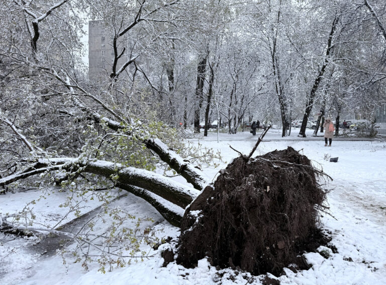 Ανοιξιάτικη χιονοθύελλα «χτύπησε» τη Μόσχα – Προβλήματα σε πτήσεις και μετακινήσεις