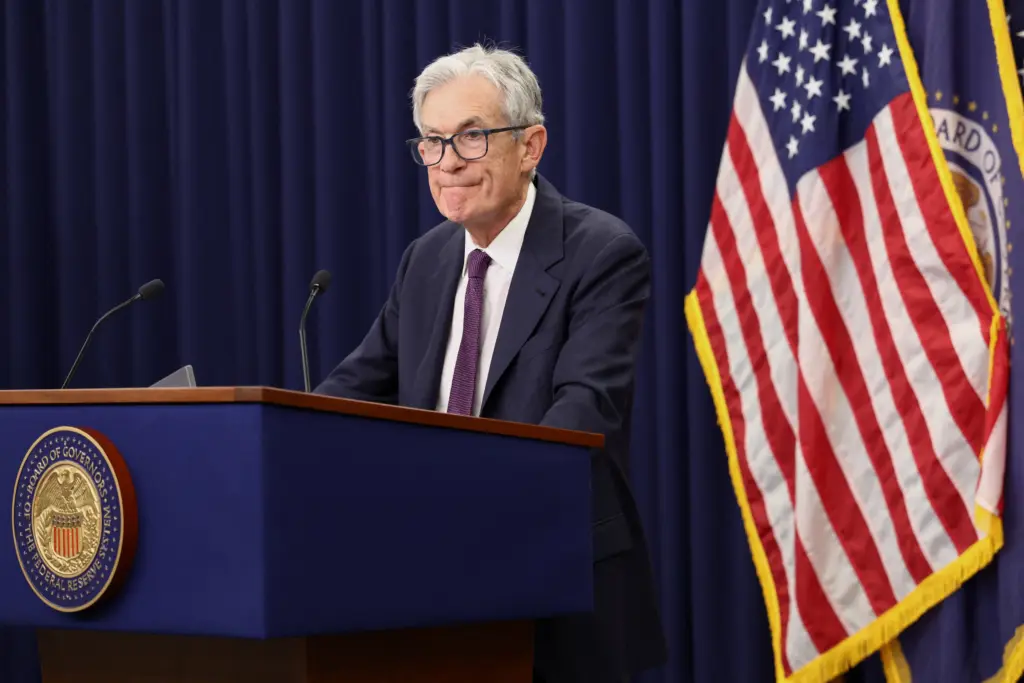 ΗΠΑ: Ο Πάουελ αποχωρεί από την προεδρία της Fed αλλά παραμένει ως διοικητής – Αμετάβλητα τα επιτόκια στο 3,5%-3,75%