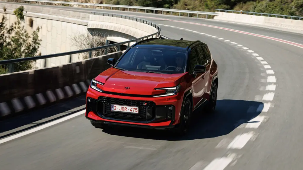 Πρώτες εντυπώσεις Toyota RAV4: Οδηγήσαμε όλες τις εκδόσεις και είναι πιο ολοκληρωμένο από ποτέ