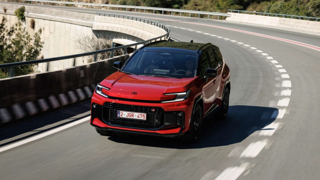 Πρώτες εντυπώσεις Toyota RAV4: Οδηγήσαμε όλες τις εκδόσεις και είναι πιο ολοκληρωμένο από ποτέ
