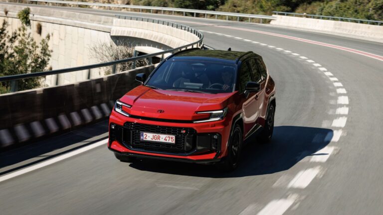 Πρώτες εντυπώσεις Toyota RAV4: Οδηγήσαμε όλες τις εκδόσεις και είναι πιο ολοκληρωμένο από ποτέ