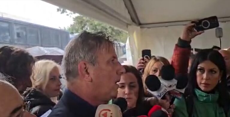 Δίκη για τα Τέμπη: Συγκλονίζει ο πατέρας του μοναδικού επιζώντα – «Ο Γεράσιμος δίνει μάχη με πόνους φρικτούς, ζει στο σκοτάδι άδικα»