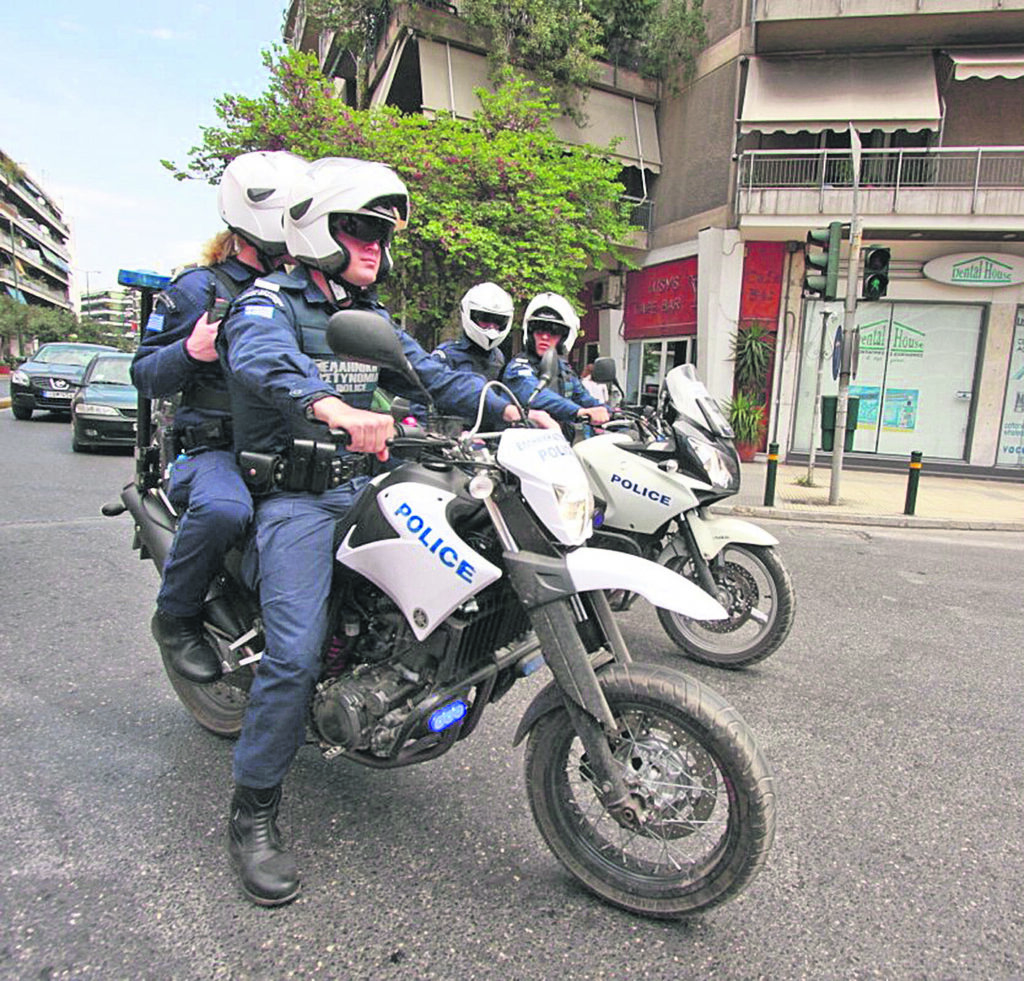 Αυξήσεις και αναδρομικά σε 75.855 ένστολους [πίνακες με τα ποσά για πυροσβέστες, αστυνομικούς, λιμενικούς]