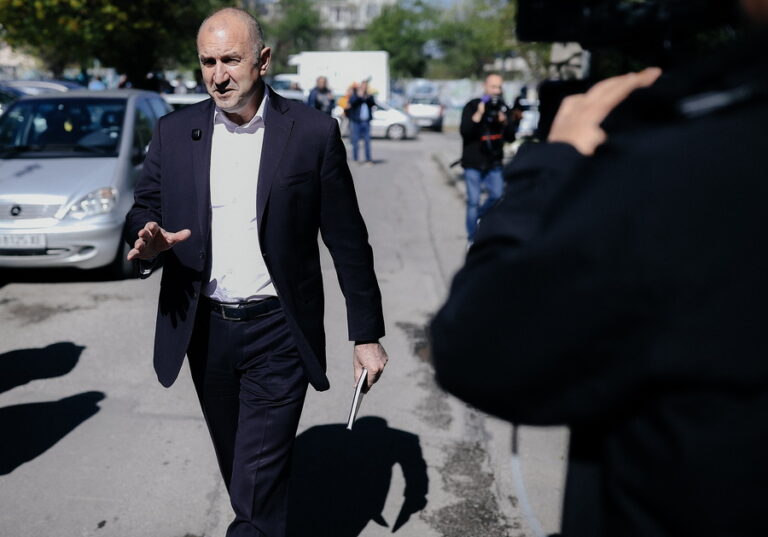 Ο φιλορώσος πρώην πρόεδρος της Βουλγαρίας προηγείται στις εκλογές, σύμφωνα με τα exit polls