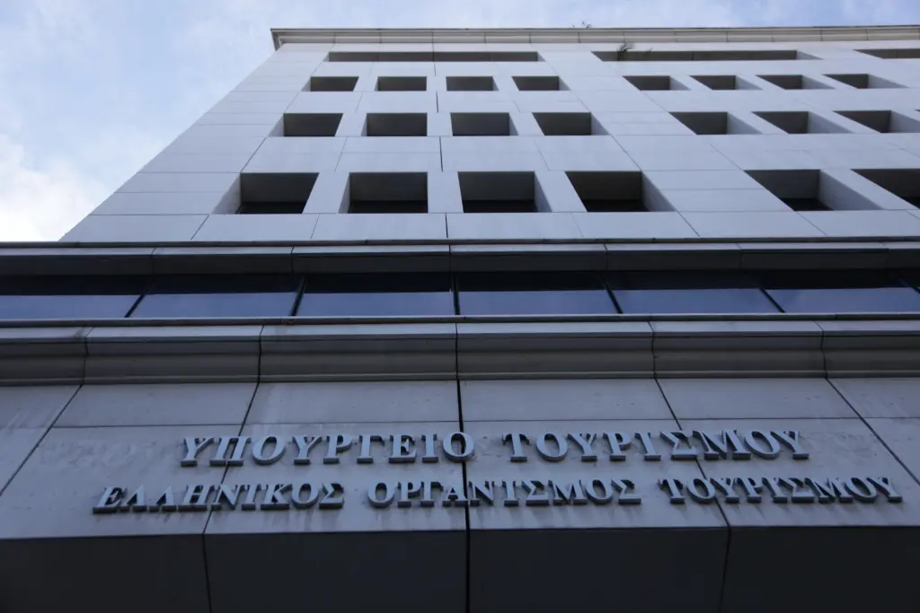 Τραγωδία στο Υπουργείο Τουρισμού: Νεκρή 51χρονη μετά από πτώση από τον 2ο όροφο [Βίντεο]