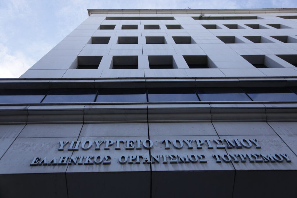 Τραγωδία στο Υπουργείο Τουρισμού: Νεκρή 51χρονη μετά από πτώση από τον 2ο όροφο [Βίντεο]