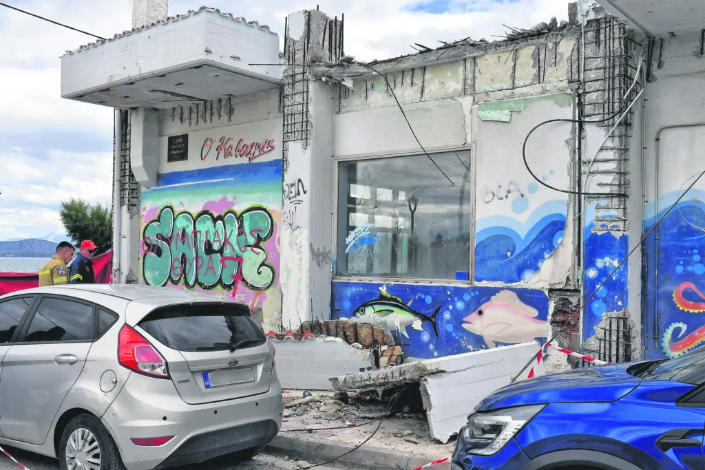 Ο ουρανός και μπαλκόνια στο κεφάλι μας