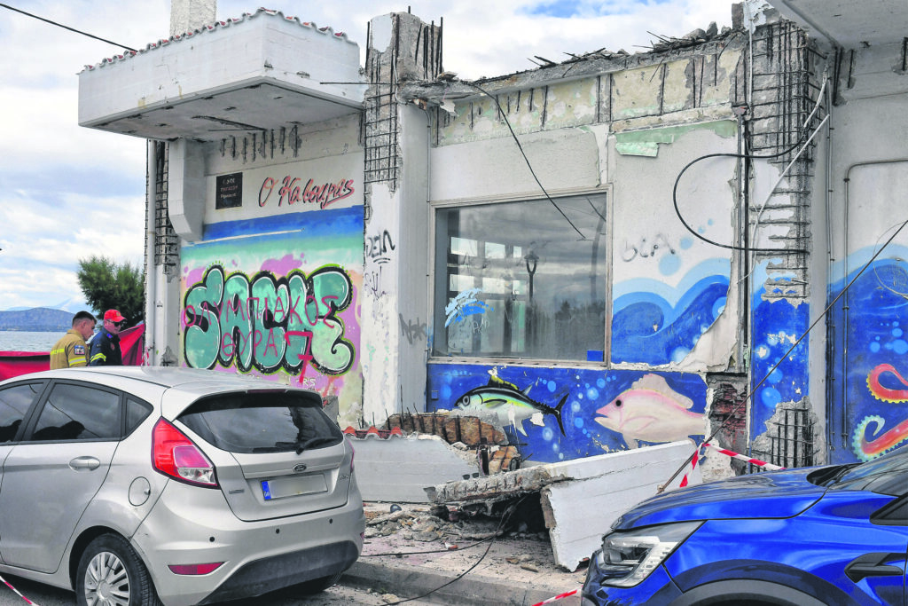 Ο ουρανός και μπαλκόνια στο κεφάλι μας
